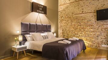 Deluxe Suite | In-room safe, individually decorated, individually furnished, desk