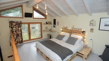 Chalet | Biancheria da letto di alta qualità, una scrivania, ferro/asse da stiro