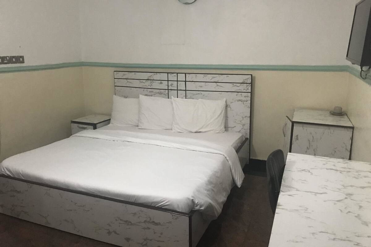 Executive Room | Desk, free WiFi, bed sheets