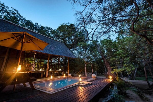 Una piscina al aire libre