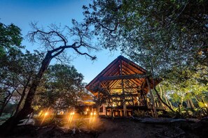 Fachada de la propiedad por la tarde o noche