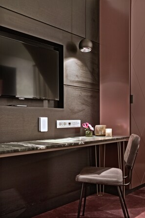 Caja de seguridad en la habitación y escritorio