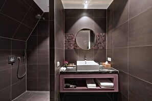 Dusche, Regendusche, kostenlose Toilettenartikel, Haartrockner