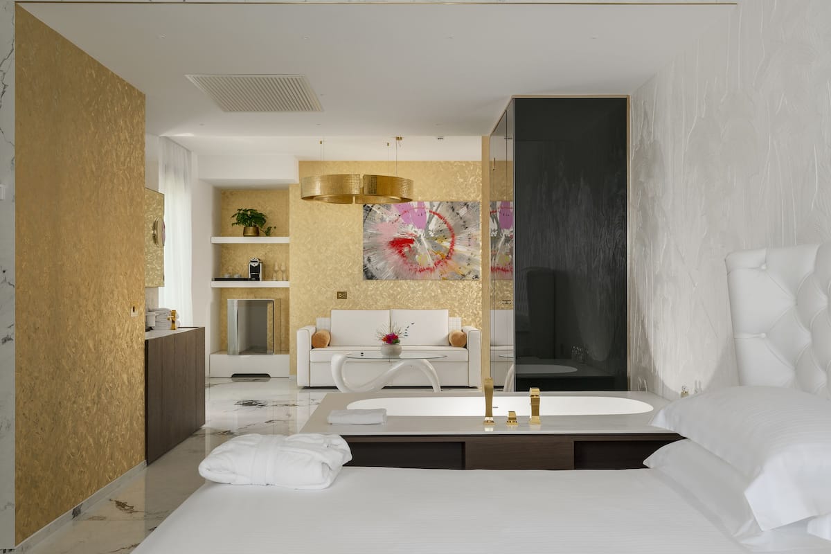 Luxe loft, balkon, uitzicht op zee | 1 slaapkamer, luxe beddengoed, een minibar, een kluis op de kamer
