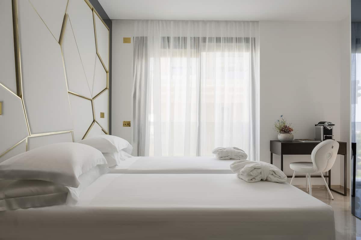 Klassieke kamer, 1 twee- of 2 eenpersoonsbedden, gedeeltelijk uitzicht op zee | 1 slaapkamer, luxe beddengoed, een minibar, een kluis op de kamer