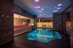 Salas de tratamiento para parejas, un sauna, una bañera de hidromasaje