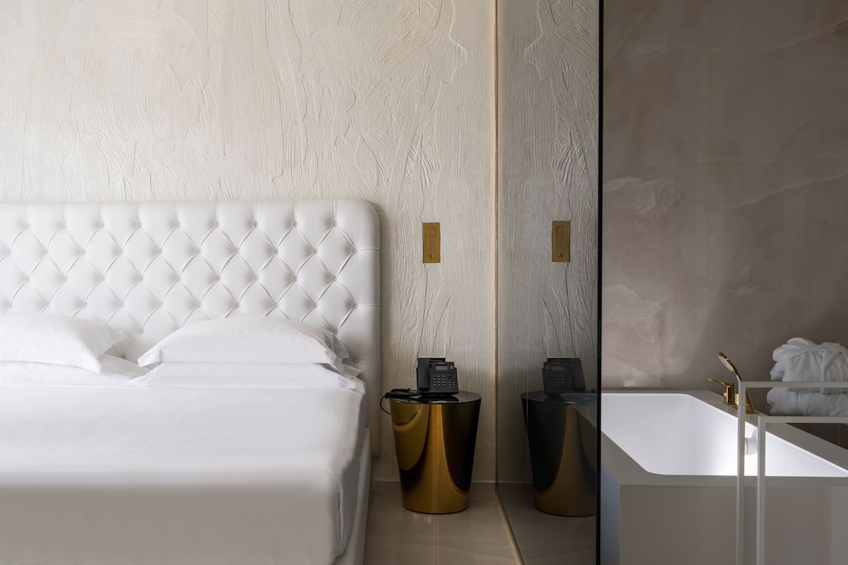 Junior suite, balkon, gedeeltelijk uitzicht op zee | 1 slaapkamer, luxe beddengoed, een minibar, een kluis op de kamer