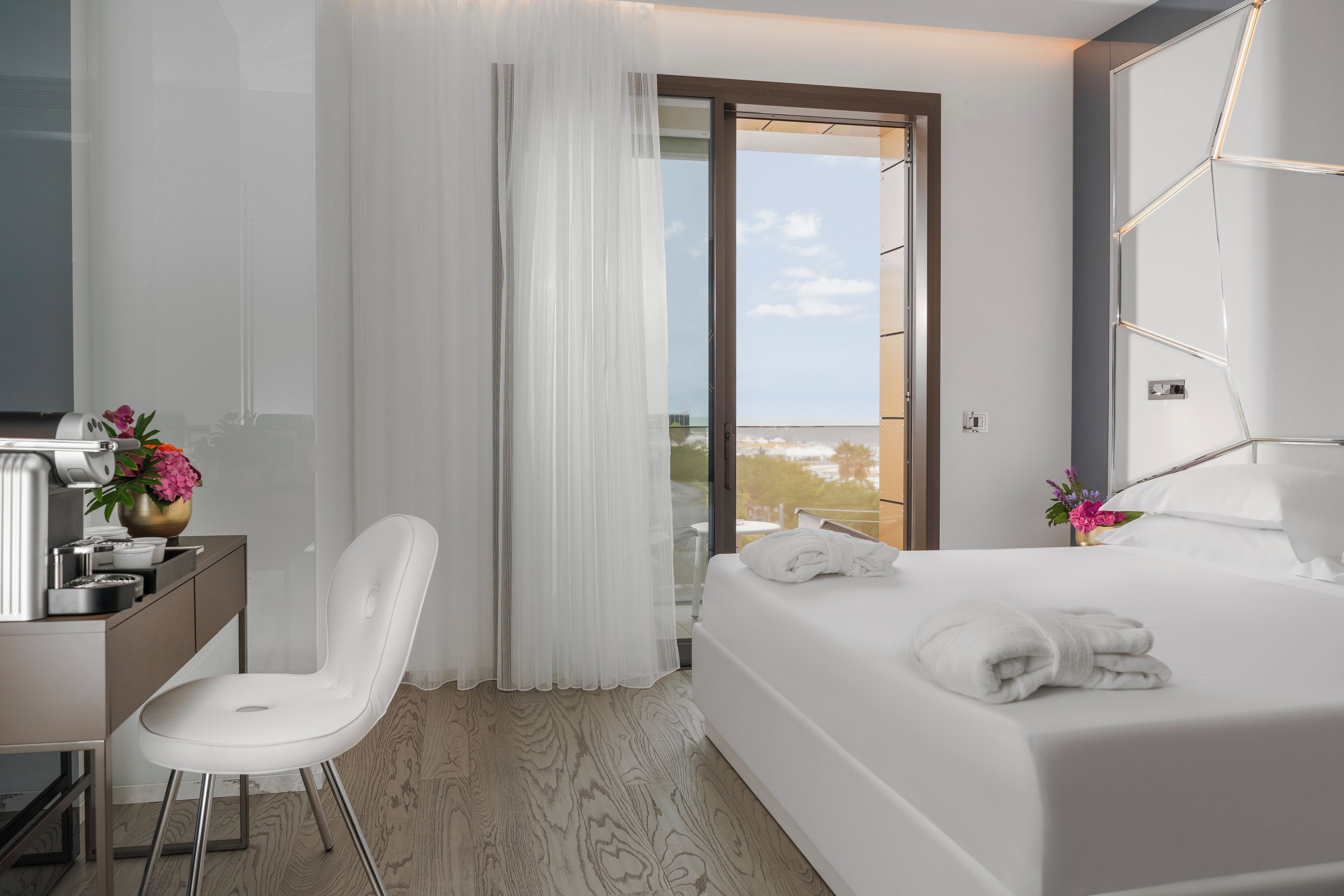 Chambre Double Supérieure, 1 très grand lit, balcon, vue partielle sur la mer | Literie de qualité supérieure, minibar, coffres-forts dans les chambres