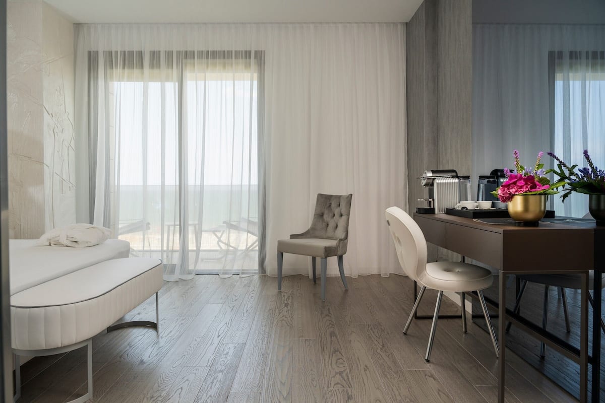Deluxe tweepersoonskamer, balkon, uitzicht op zee | 1 slaapkamer, luxe beddengoed, een minibar, een kluis op de kamer