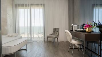 Deluxe-Doppelzimmer, Balkon, Meerblick | Hochwertige Bettwaren, Minibar, Zimmersafe, Verdunkelungsvorhänge