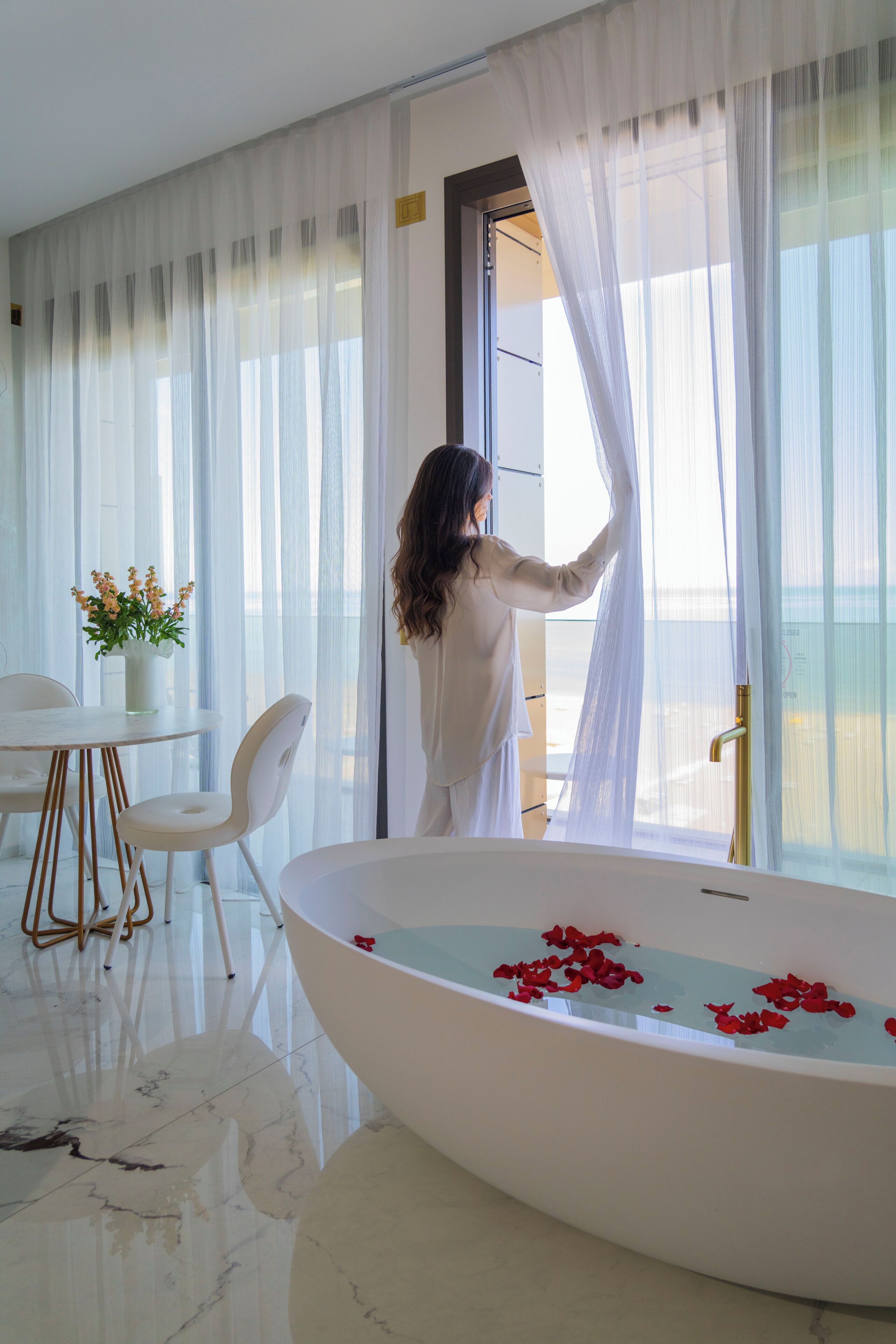 奢華樓中樓客房, 陽台, 海景 | 高級寢具、迷你吧、客房內保險箱、遮光布/窗簾