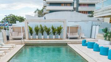 من حمّامات السباحة المغطاة، حمّام سباحة خارجي موسمي، مقاعد للتشمس