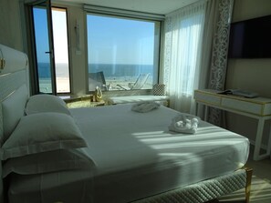 Penthouse, Pets not allowed | Premium bedding, minibar, in-room safe, blackout curtains