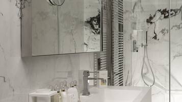 Un bagno moderno con un mobile lavabo bianco, uno specchio grande e un box doccia in vetro.