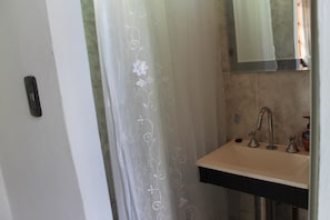 Appartement Standard, 1 chambre, patio | Salle de bain | Douche, douche à « effet pluie », articles de toilette gratuits