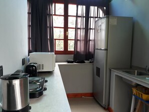 Appartement Standard, 1 chambre, patio | Cuisine privée | Réfrigérateur, micro-ondes, four, plaque de cuisson