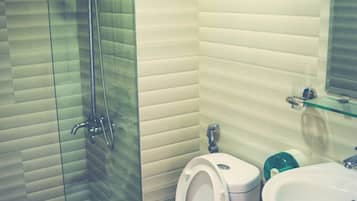 Shower, perlengkapan mandi gratis, pengering rambut, dan sandal