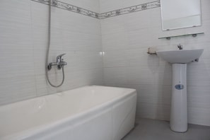 Douche, articles de toilette gratuits, sèche-cheveux, chaussons
