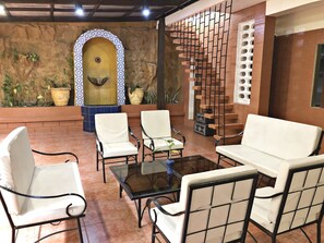 Lobby sitting area - Casa Roces Bed and Breakfast (Legazpi)