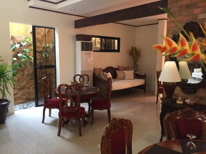 Flat-screen TV - Casa Roces Bed and Breakfast (Legazpi)