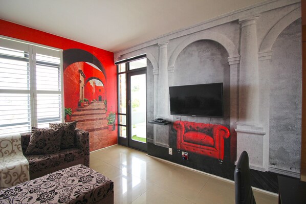 تلفزيون بشاشة مسطحة بحجم 32-بوصة يعرض قنوات فضائية، تلفزيون