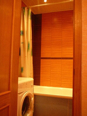 Leilighet – basic (9) | Bad | Toalettartikler (inkludert) og håndklær