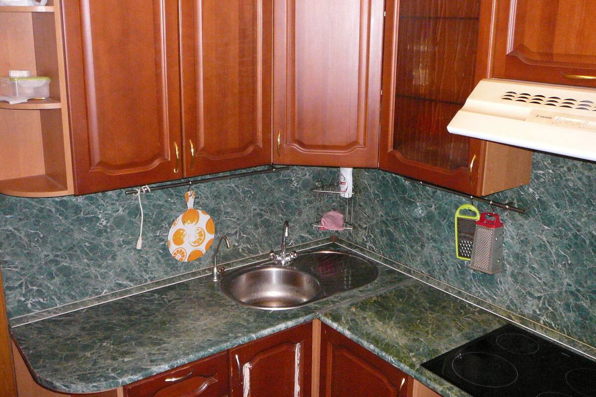 Apartamento básico (9) | Cocina privada | Frigorífico, microondas, placa de cocina y hervidor eléctrico