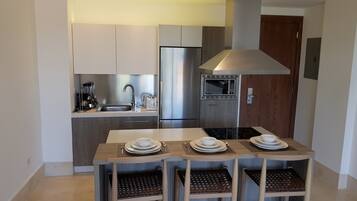 Condo, 1 quarto (All Inclusive) | Cozinha privada | Geladeira grande, micro-ondas, fogão, cooktop