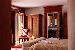 Villa, Multiple Bedrooms (Shepinetree - Manor & Stables) | 1 bedroom, in-room safe, desk, blackout drapes - Shepinetree - Capela House (Sintra)