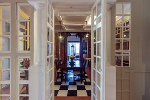 Vila, vários quartos (Shepinetree - Manor & Stables) | Cozinha privada | Geladeira grande, micro-ondas, fogão, cooktop