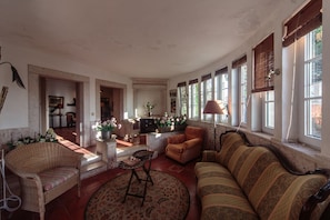 Villa, plusieurs chambres (Shepinetree - Manor & Stables) | Aire de séjour | Téléviseur à écran plat, foyer