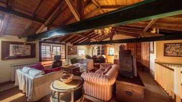 Villa, Mehrere Schlafzimmer (Shepinetree - Manor & Stables) | Wohnbereich | Flachbildfernseher, Kamin
