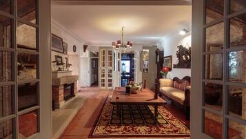 Villa, Mehrere Schlafzimmer (Shepinetree - Manor & Stables) | Wohnbereich | Flachbildfernseher, Kamin