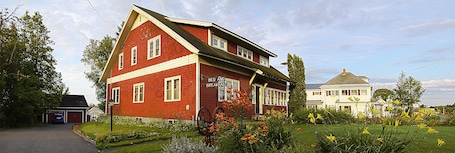 Front of property. Old Iron Inn Bed and Breakfast