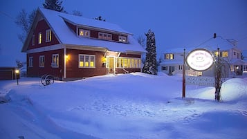 Fachada da propriedade à noite