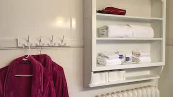 Habitación estándar, 1 cama King size, para no fumadores, baño privado (The Rose Room) | Baño | Amenidades de baño gratuitas, secadora de cabello, batas, toallas