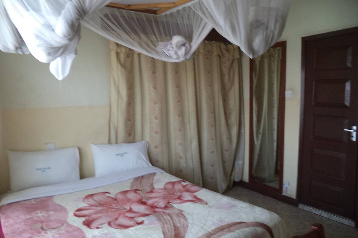 1 bedroom, in-room safe, desk, WiFi (free)