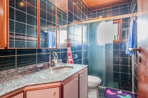 Casa de campo, várias camas, para não fumantes | Banheiro | Chuveiro, chuveiro com efeito de chuva, produtos de toalete grátis, bidê