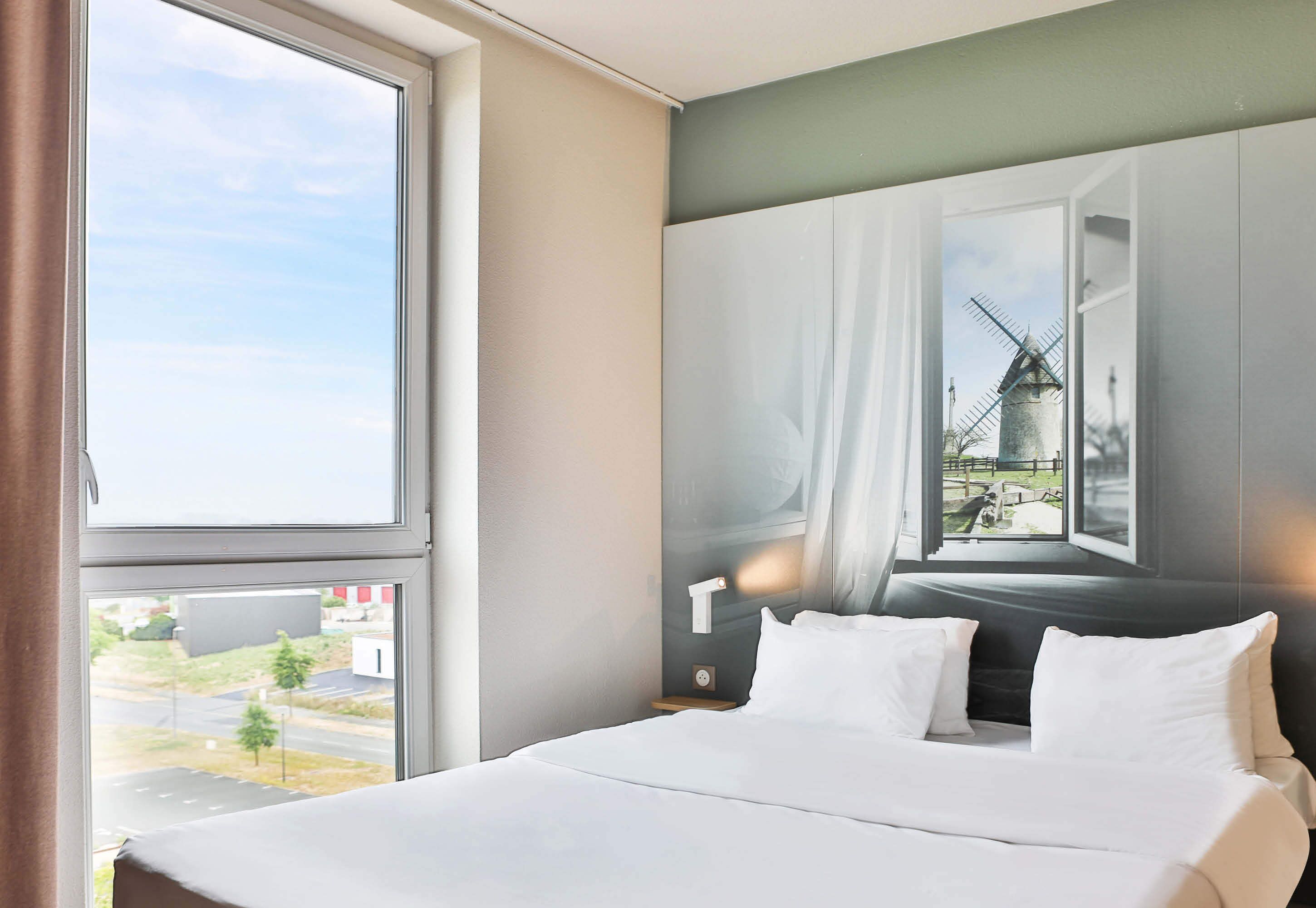 1 bedroom, premium bedding, desk, soundproofing