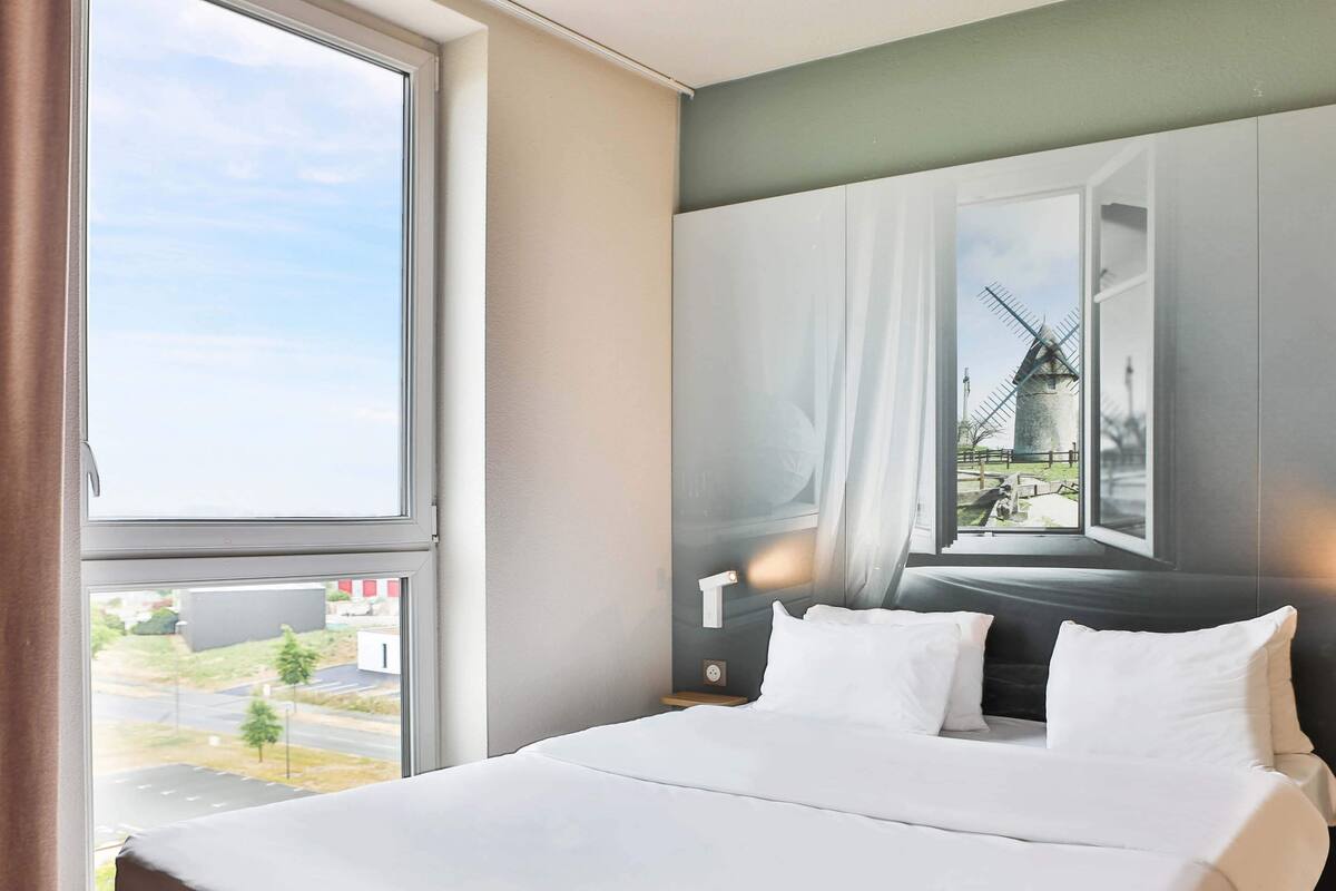 1 bedroom, premium bedding, desk, soundproofing