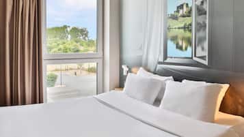 Premium bedding, desk, soundproofing, free cots/infant beds