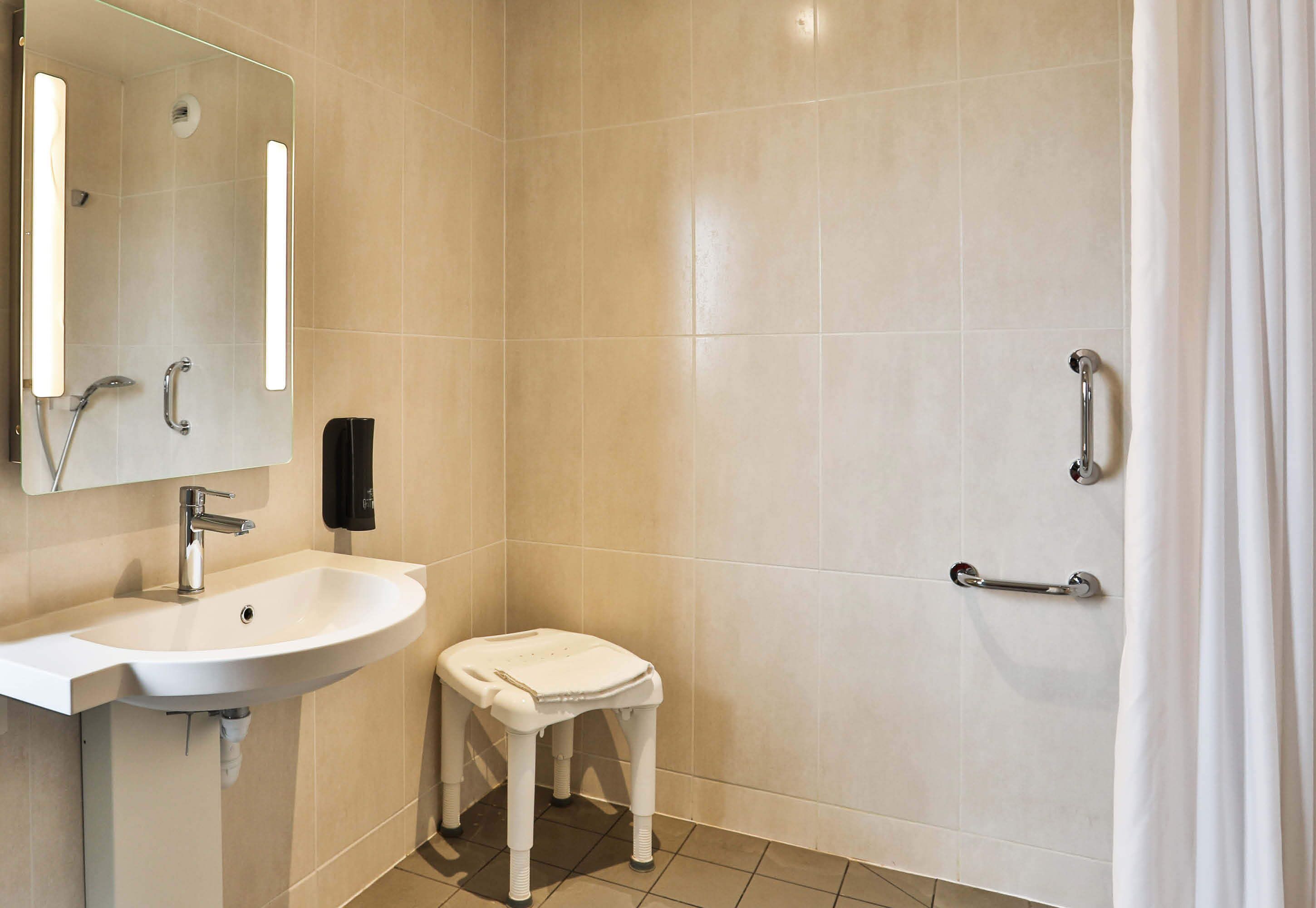 double room, accessible, non smoking | bathroom | shower, towels