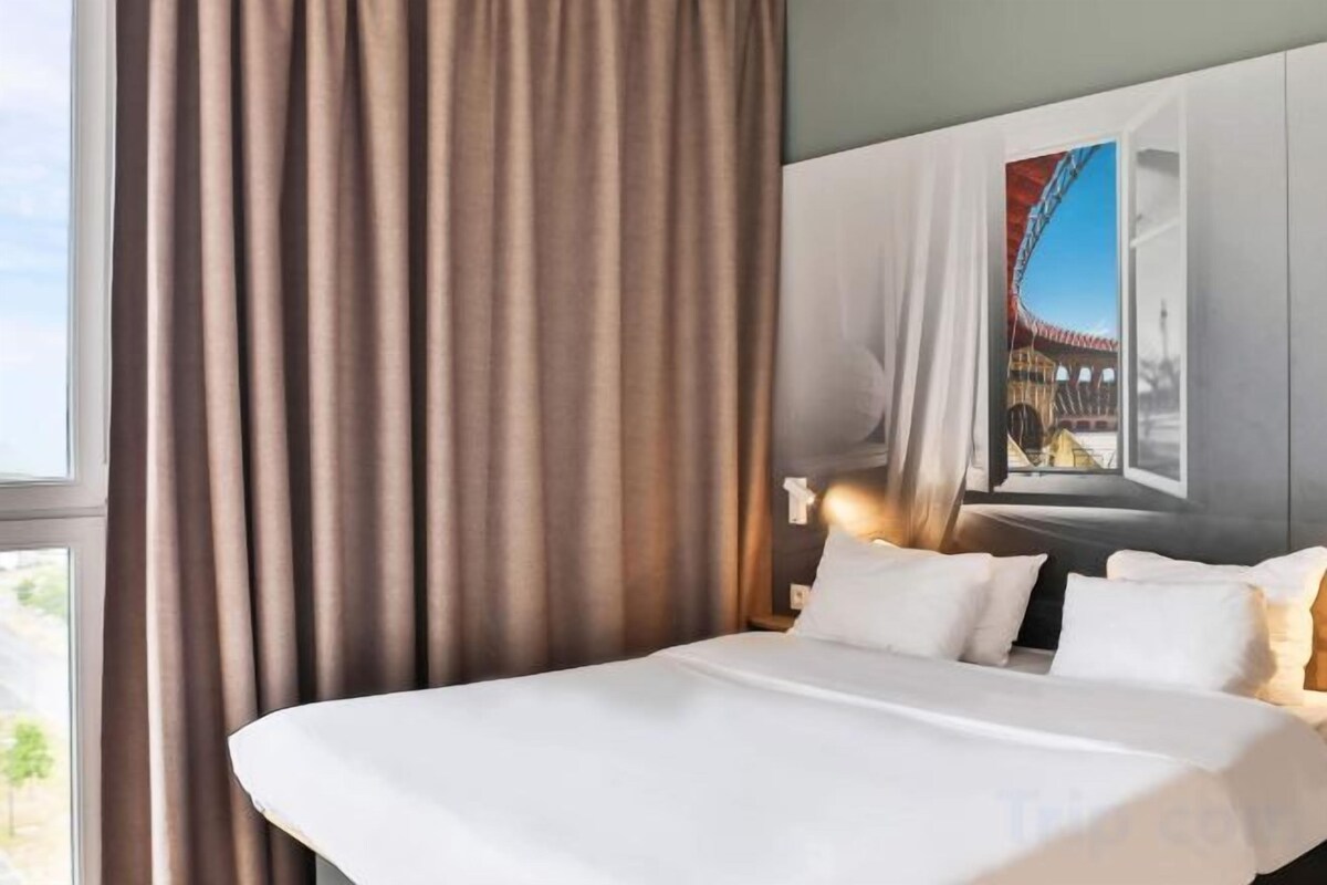 Premium bedding, desk, soundproofing, cribs (free)