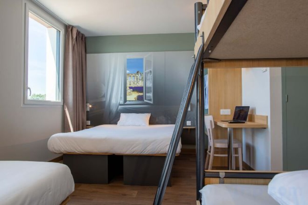 Roupas de cama premium, escrivaninha, quartos à prova de som