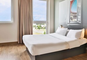 Kahden hengen huone, esteetön, tupakointi kielletty | Ylelliset vuodevaatteet, työpöytä, äänieristys, ilmaiset vauvansängyt