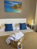 Minibar, escritorio, wifi gratis y ropa de cama 