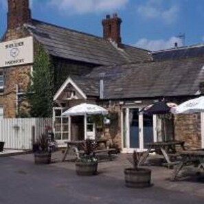 Vista frontal de la propiedad