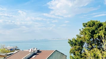 Soundproofing, free WiFi, bed sheets