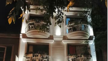 Vista frontal de la propiedad por la tarde o noche