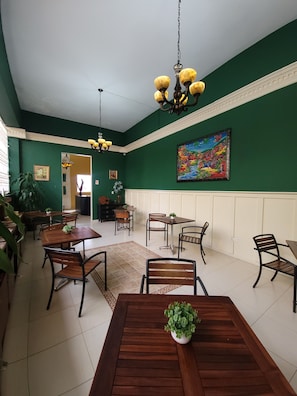 32-inch flat-screen TV with cable channels, Netflix, streaming services - Hotel Class Colonial (Santo Domingo)